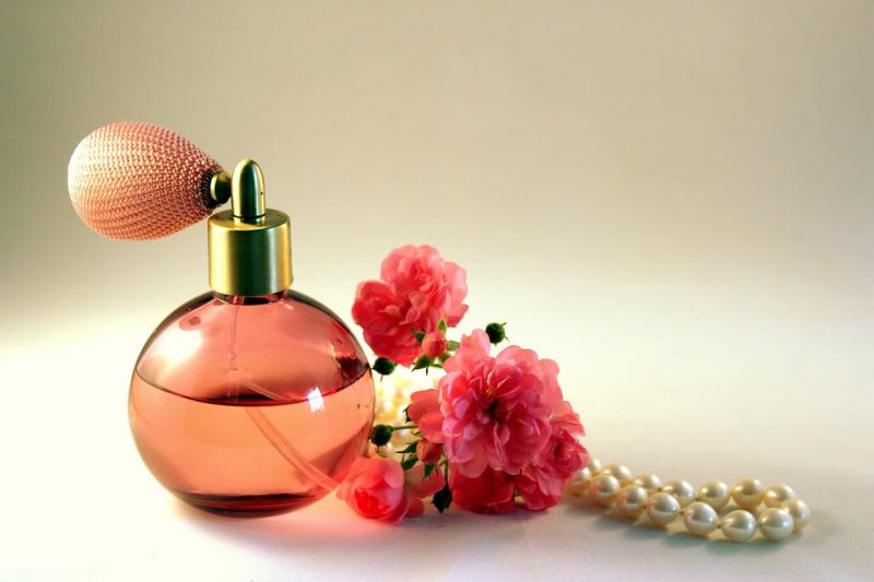perfumy w okrągłym flakonie